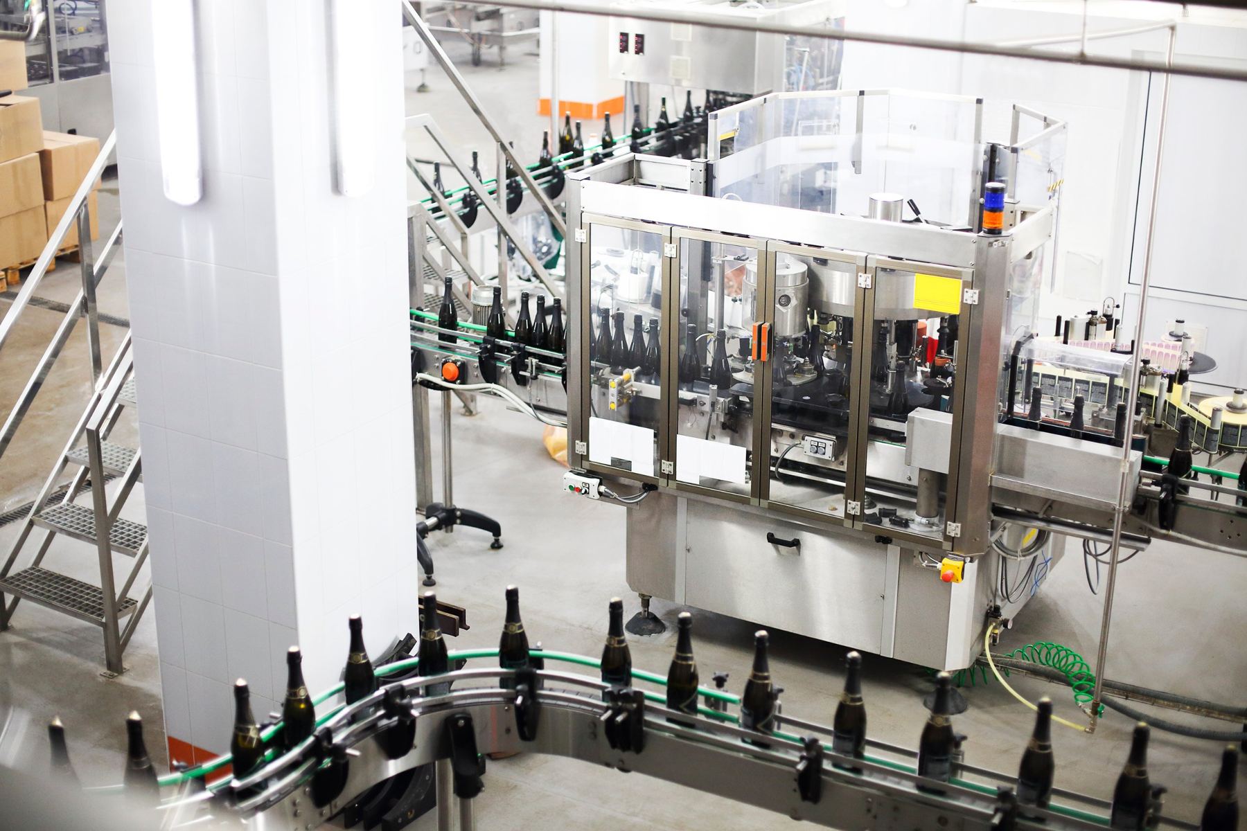Rotary labelling machine on a bottling line