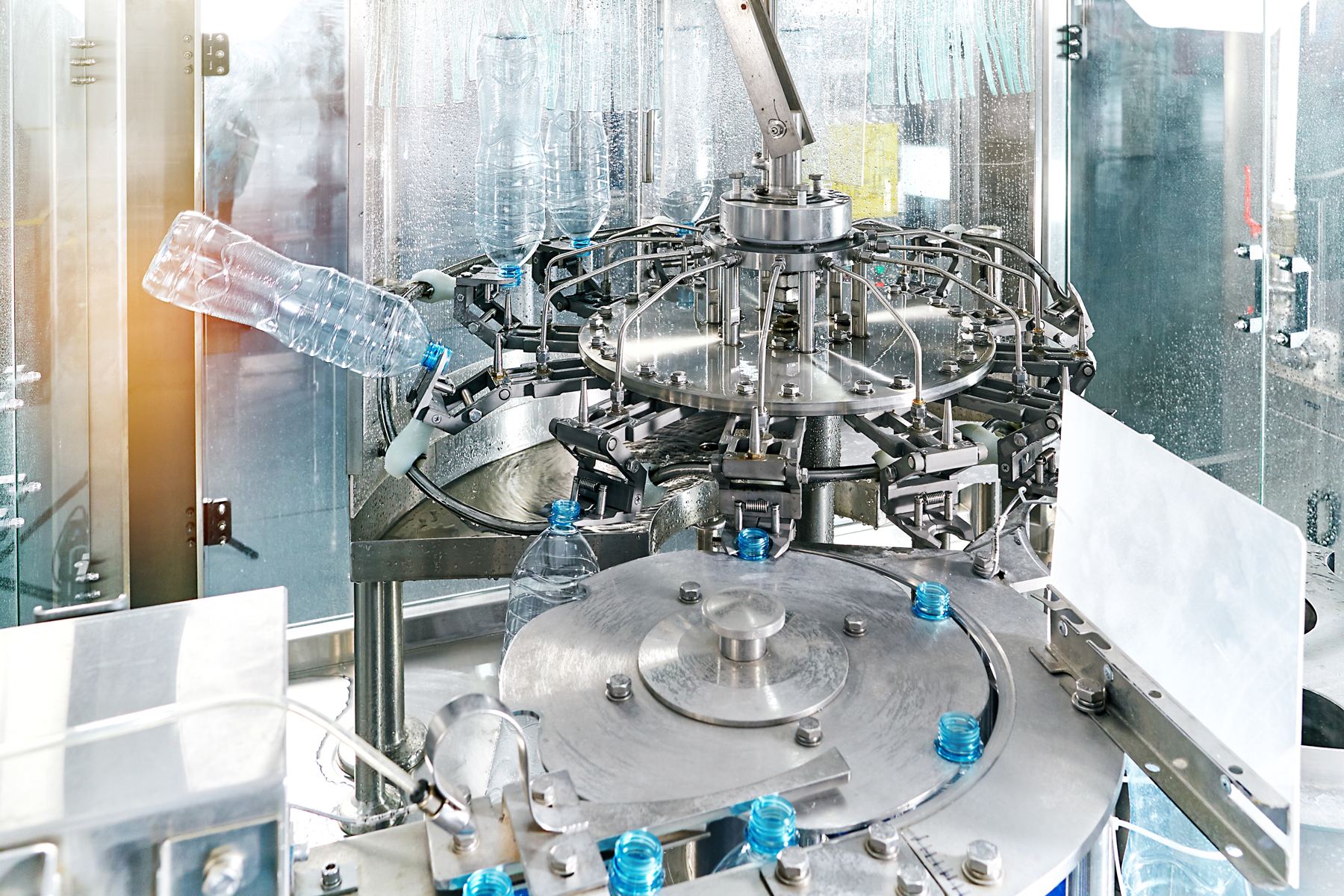 Rotary rinser for PET bottles